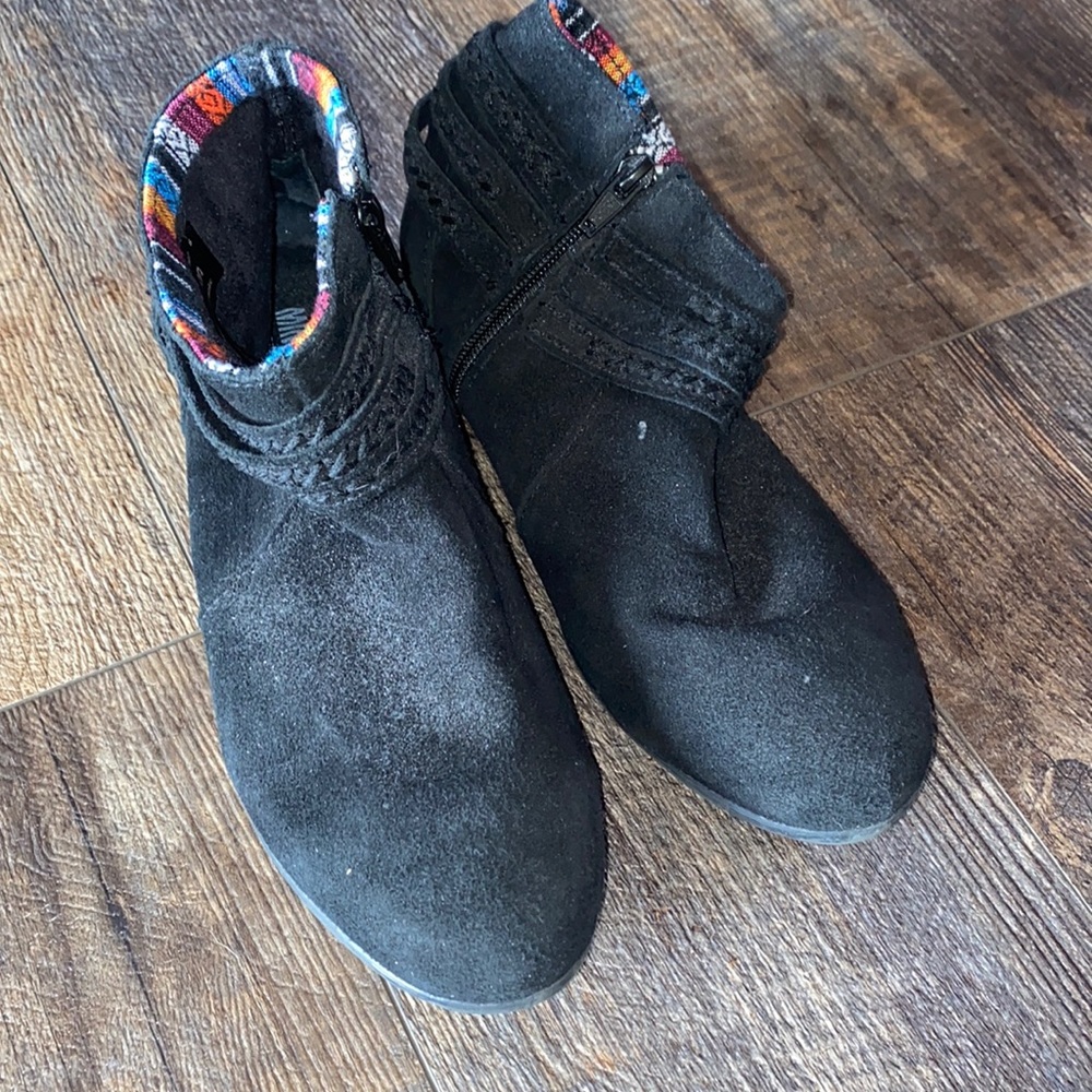 Minnetonka size 7.5 booties